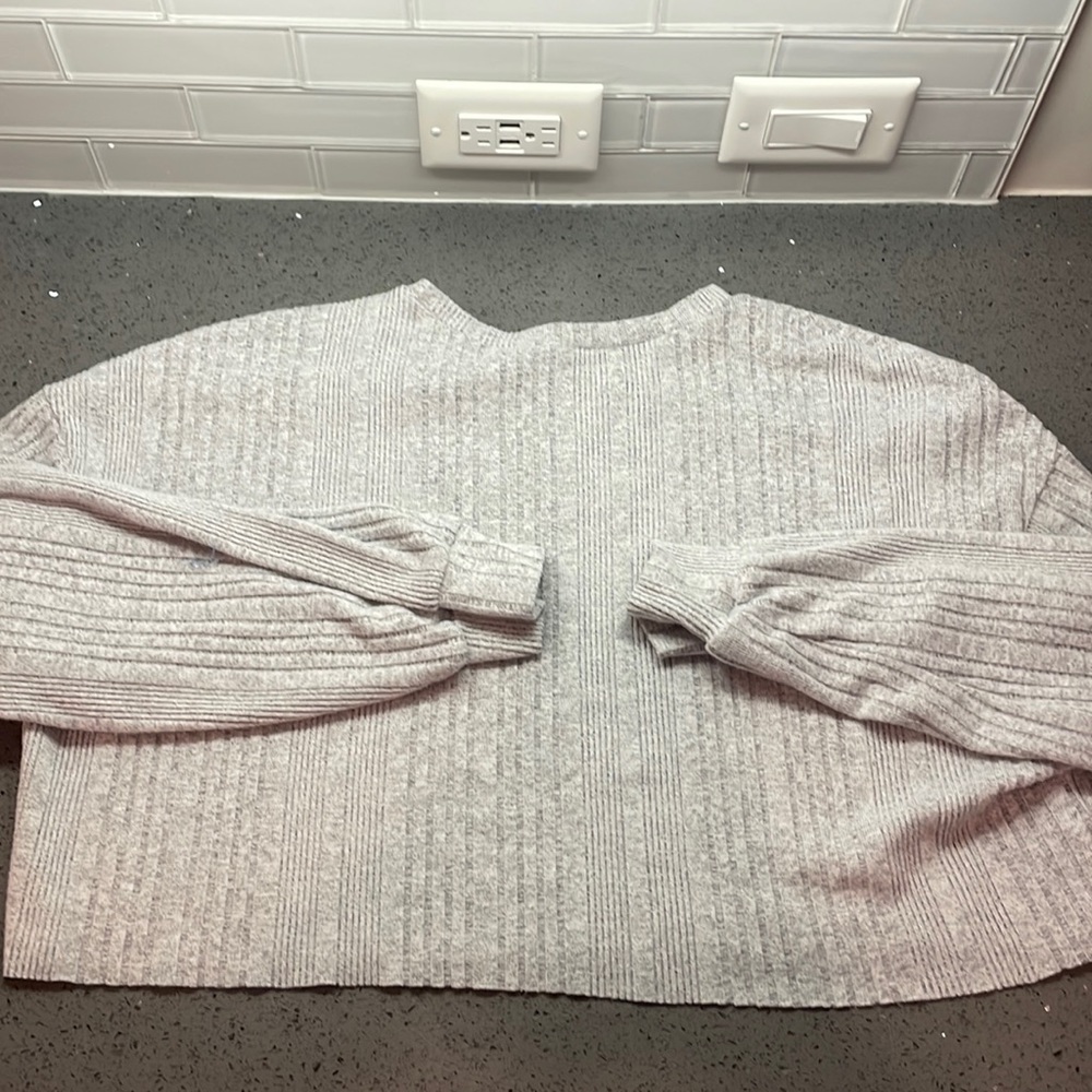 Grey long sleeve crop top